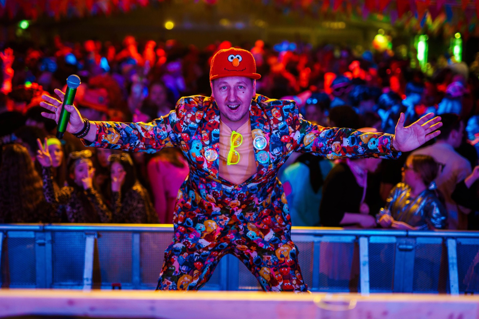 Feest DJ Aaike met armen wijd voor een volle menigte in Waspik