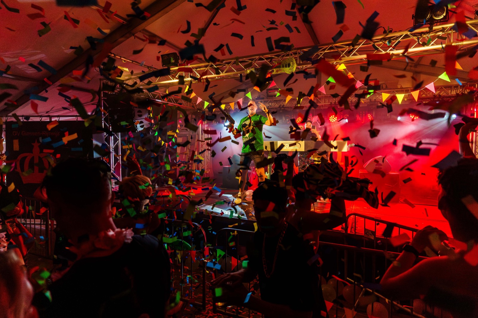 Feest DJ Aaike onder de confetti in de feesttent Giessen-Rijswijk