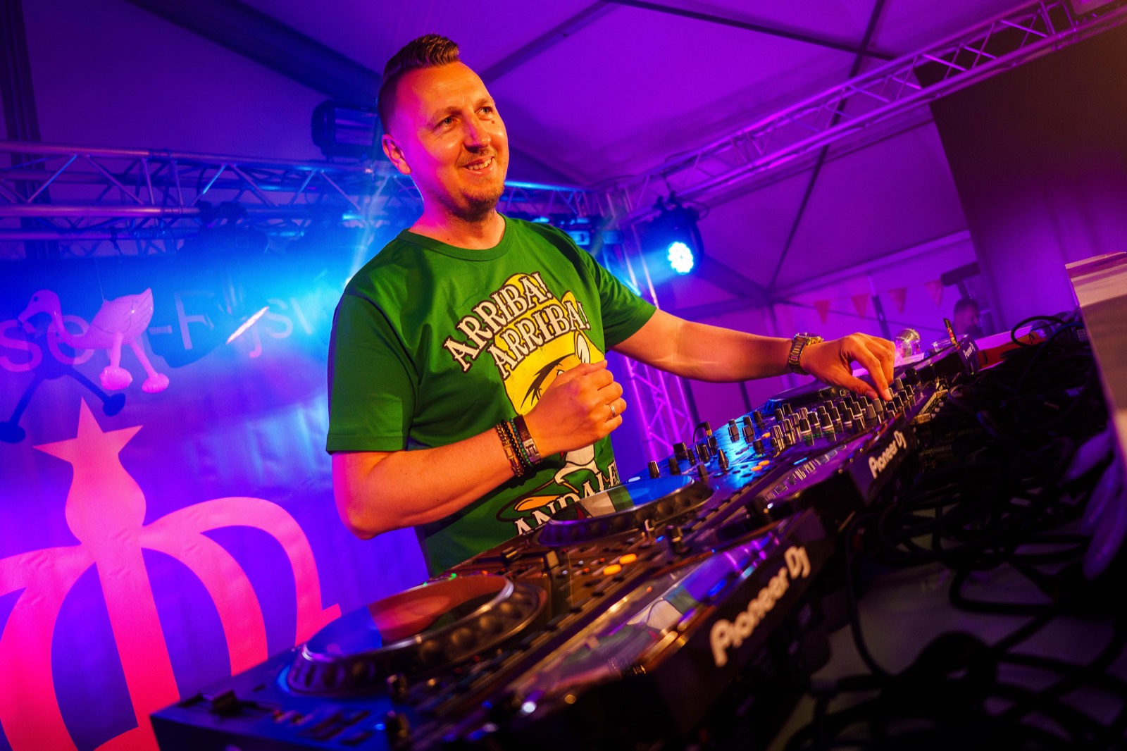 Feest DJ Aaike achter de Pioneer-draaitafels in de feesttent
