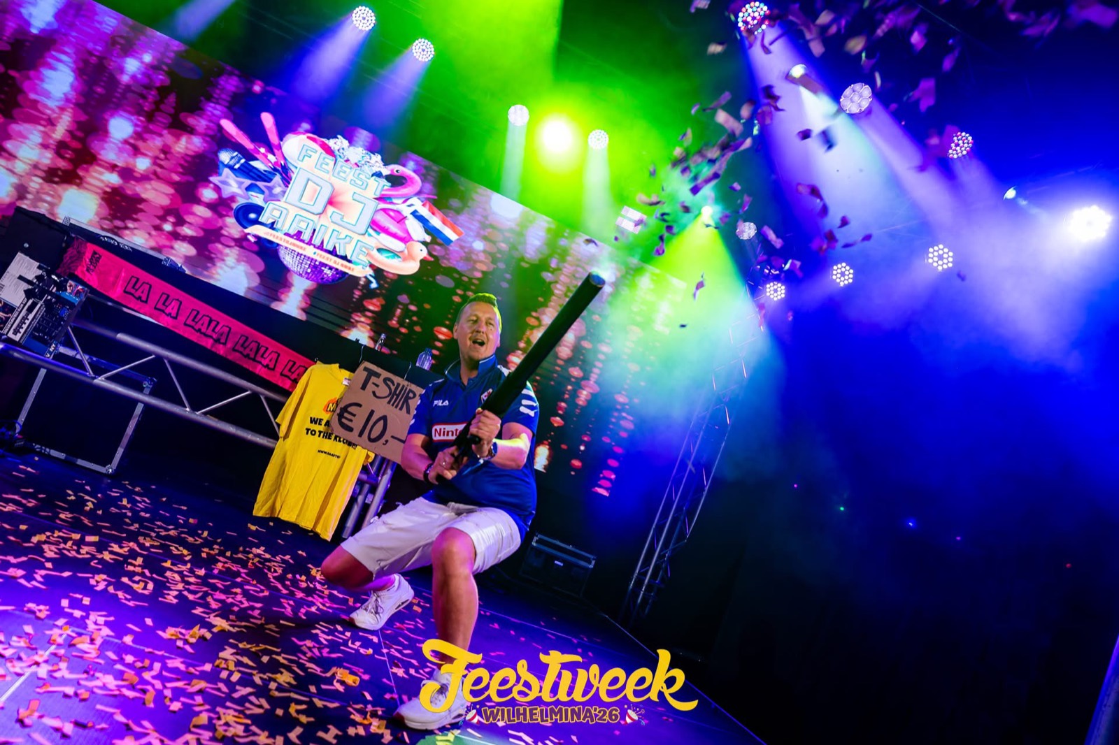 Feest DJ Aaike met confettikanon op het podium