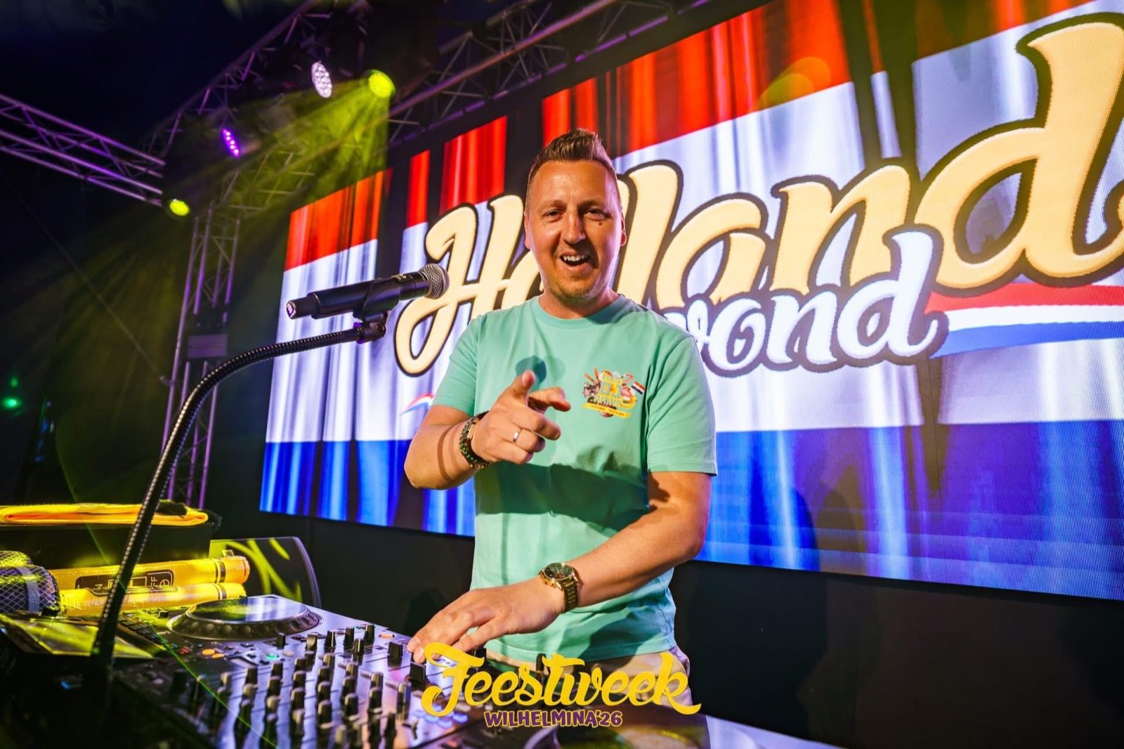 Feest DJ Aaike achter de draaitafels bij Feestweek Wilhelmina