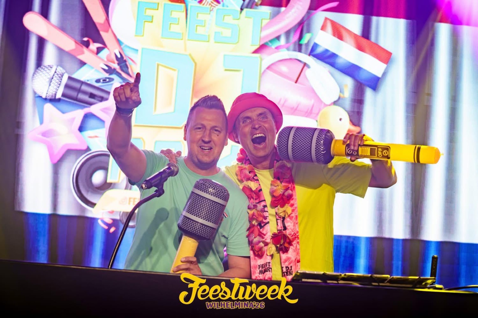 Feest DJ Aaike met gast in flamingo-hoed bij Feestweek Wilhelmina