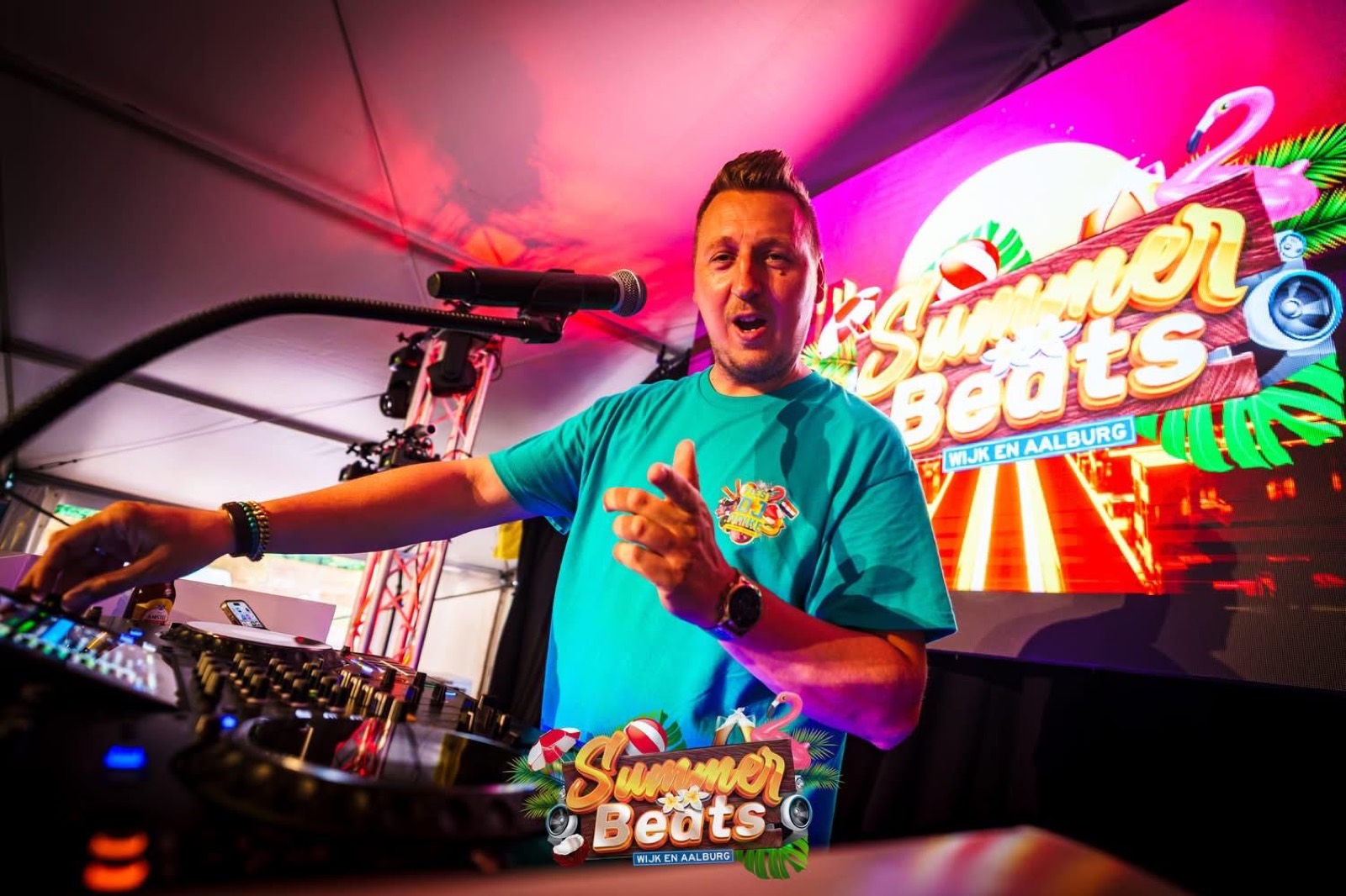Feest DJ Aaike achter de mixer op Summer Beats